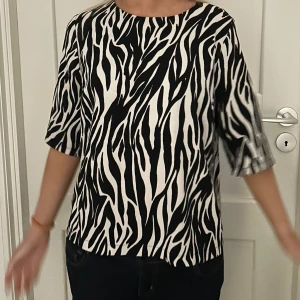 Svartvit zebramönstrad topp - Snygg svartvit topp med zebramönster och trekvartsärm.❤️