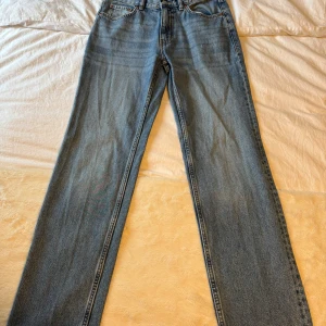 Blå jeans från Gina Tricot - Säljer ett par klassiska blå jeans från Gina Tricot. De har en rak passform och är tillverkade i slitstarkt denim. De är även lågmidjade.