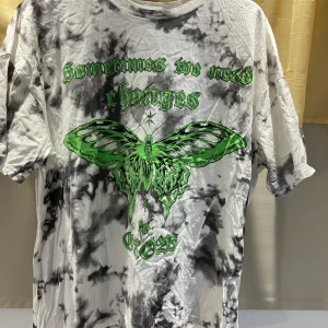 Oversized t-shirt - Inköpt på New Yorker 2022 i storlek XL, knappt använd. :) Trycket har hållt bra i tvätten, och tröjan är rätt oversized, så skulle säga att den passar XXL bra också! 