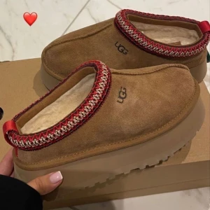 Ugg tazz - Säljer nu dessa UGG Tazz i storlek 37💞 säljer då dom inte kommer till användning, i nytt skick, endast använda några få gånger inomhus💞kom med bud!