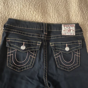 Svarta jeans från True Religion - Flared True religion jeans 