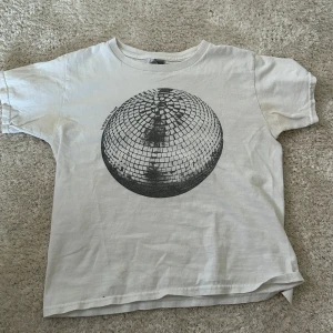 Cool t shirt - Ball t shirt från in print we trust, skön och snygg.