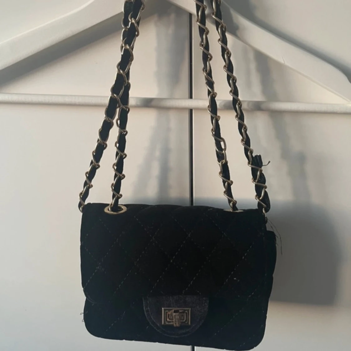 Svart quiltad axelväska med kedja