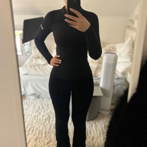 Aimn zip jacket - Säljer min troligt populära Aimn zip jacket💕 stretchigt material och sitter perfekt runt kroppen. Sparasamt använd därav inga defekter