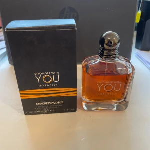 Emporio Armani Stronger With You Intensely - Säljer en flaska Stronger With You Intensely från Emporio Armani. Parfymen kommer i en elegant glasflaska med en metallkork prydd med märkets logotyp. Doften är intensiv och maskulin, perfekt för den som vill sticka ut. Flaskan rymmer 90ml kvar!.