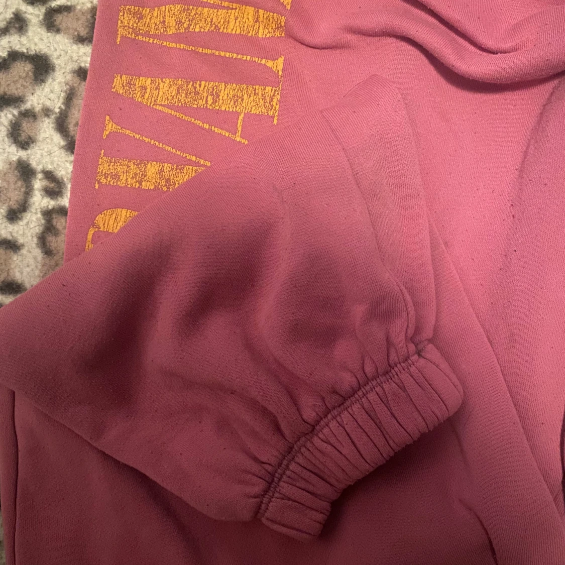 Rosa mjukisbyxor med Nirvana-tryck - 4