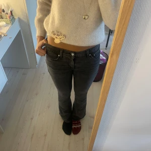 Svarta bootcut jeans - Snygga svarta bootcut jeans med låg midja. De har en klassisk femficksdesign och en bekväm passform. Skriv om du har frågor! Pris kan diskuteras vid snabb affär!☺️ Nypris: 650kr