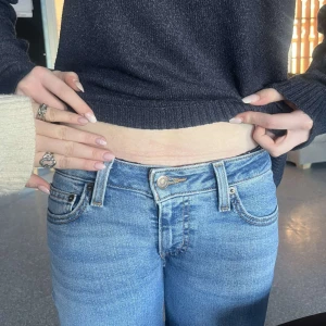 Lågmidjade Levis jeans - Snygga super lågmidajde bootcut Levis jeans 