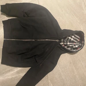 Burberry zip hoodie - Hej säljer nu min svarta burberry zip hoodie då jag aldrig använder den nu längre. Billigare vid snabb affär