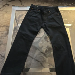 Svarta jeansbyxor från Levi's - Snygga svarta Levi's 501 jeans med klassisk design. W32 L30 nypris 1200.               Använd 1 gång
