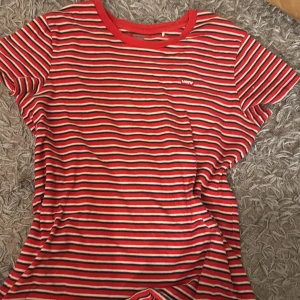 Randig t-shirt från Levi's - Knappt använd
