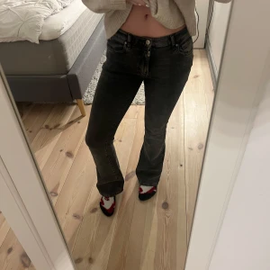 Grå jeans - Grå jeans från Gina tricot. Storlek 36 men passar mig (34). Väldigt stretchiga. Lite slitna vid slutet, se 4 bild. Utöver det inga defekter🩷🩷🩷🩷