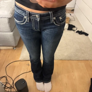 Mörkblå jeans från miss me  - säljer dessa jeans från miss me, de har kommit till användning ca 3 gånger. dom är som nya så väldigt fint skick. -:ca 2300