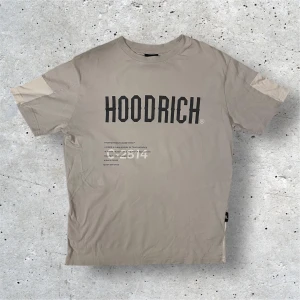 Hoodrich T-Shirt - Grå Hoodrich T-Shirt i väldigt bra skick utan några defekter förutom att trycket är minimalt slitet på några få ställen. Hör av er vid frågor, pris kan diskuteras vid snabb affär! 