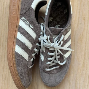 Adidas Spezial sneakers i mocka - Snygga Adidas Spezial sneakers i brun mocka med vita detaljer och klassiska tre ränder. Storlek 40 2/3, 