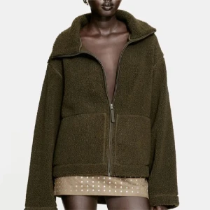  teddyjacka H&M - Slutsåld olivgrön teddyjacka med hög krage och dragkedja framtill från H&M. Använd några gånger men är i mycket fint skick. Kom privat för egna bilder 