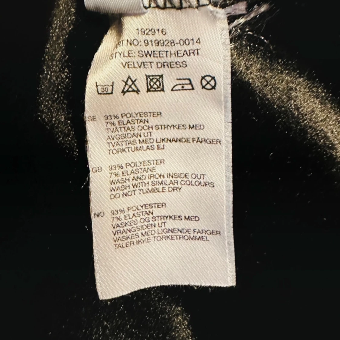 Svart sammet klänning från NLY Trend - 4