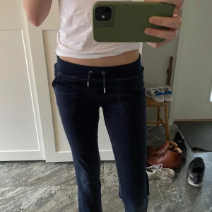 Marinblå mjukisbyxor från Juicy Couture💗 - Säljer ett par mörkblå mjukisbyxor från Juicy Couture i storlek XXS.  De har ett sjukt mjukt tyg vilket gör dom super bekväma. Passar mig som är XS/S🤗 köptes för 1100kr💞 skriv privat för mer frågor & bilder💗