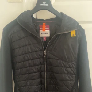 Parajumpers jacka - Svart Parajumper jacka/cardigan. Knappt använd är så gott som ny. Inga defekter. Köpt på season a6. Kvitto finns ej kvar bara galge och påse från köpet. Storlek L men passar M. Pris kan diskuteras vid snabb affär. ÄKTA!