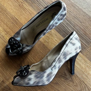 leopardmönstrad klackar från Peter Kaiser - jättesnygga leopardmönstrade klackar från Peter Kaiser - aldrig använt med nypris 1350kr!!