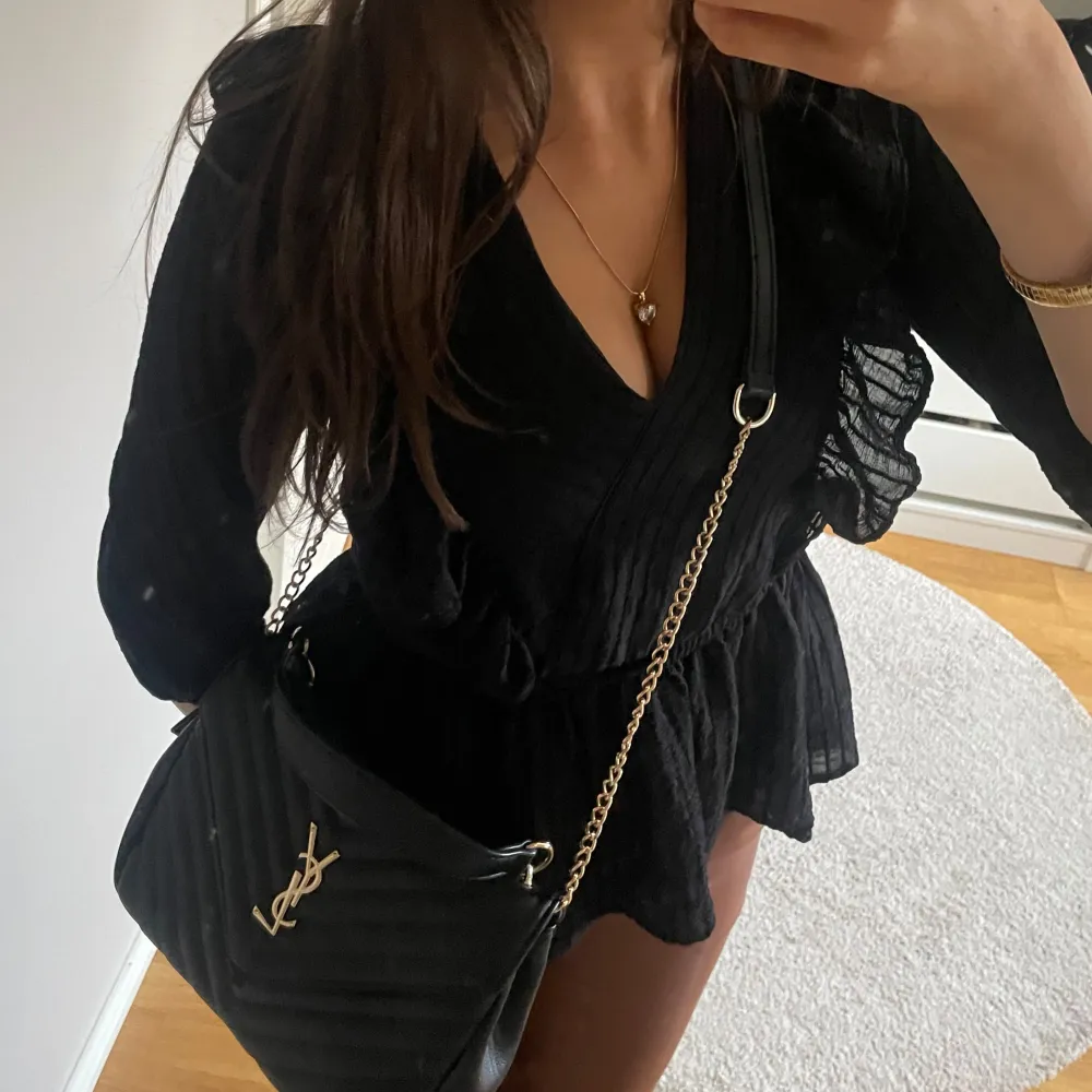 Snygg svart omlott blus från only. Puserot.