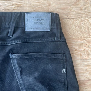 Replay anbass - Tjena, säljer nu dessa svin snygga replay anbass i storleken 27/32! Det är en liten slitning(se bild) annars är dom i suveränt skick! Var inte rädd att fråga om du har några funderingar, pris ej hugget i sten! 🪨💫🤩