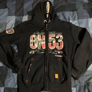 Laidback  hoodie från Geographical Norway - Säljer en hoodie som kingen Krobbe använder från Geographical Norway med tryck GN 53 på framsidan. Den har en justerbar huva med snören och ribbade muddar vid ärmslut och nederkant. Perfekt för en avslappnad stil. 