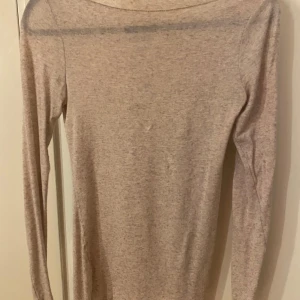 intimissimi tröja - Säljer min beiga intimissimi tröja då jag inte använder den, har bara haft på mig den en gång. Skriv privat för bilder med den på💗