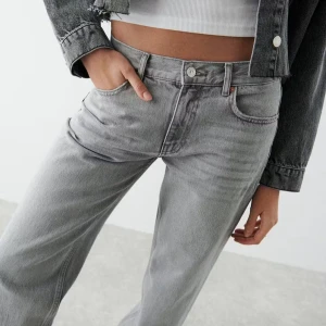 Grå jeans - Grå straight low jeans från Gina, kommer inte till användning längre!
