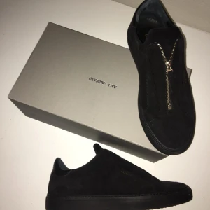 Axel arigato - Säljer nu mina, Axel arigato skor, då dem ej används längre dem är i bra skick! Och sparsamt använda det är bara att höra av er vid frågor osv! Priset går att diskutera! 