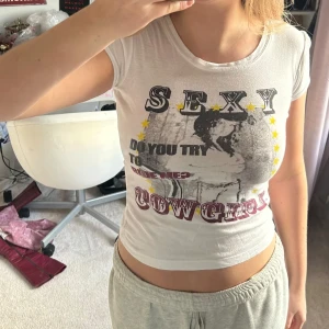 T-shirt med tryck  - Cowboy t-shirt med tryck och texten ”sexy”, ”so you try to ride me”, ”cow girl” och på baksidan ”ride me”! Unik och cool!