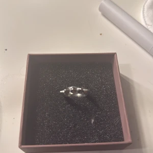 Silverfärgad ring med nitar - Säljer en silverfärgad ring med nitar som är väldigt klassisk. Säljer den för använder bara guld. Köpte den för 349kr. Pris kan diskuteras.