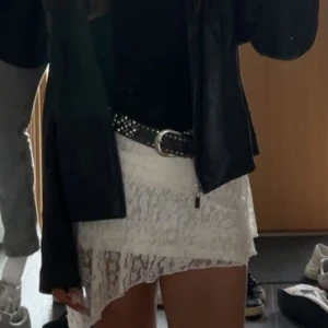 Vit spetskjol - Snygg vit spetskjol perfekt till sommaren! Använd 1 gång och är i nyskick!