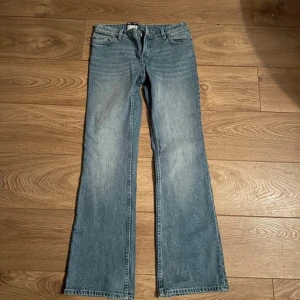 Blå jeans från Monki - Snygga blå jeans från Monki i en flared stil. Helt nya med prislapp på! Nypris: 500kr🌸