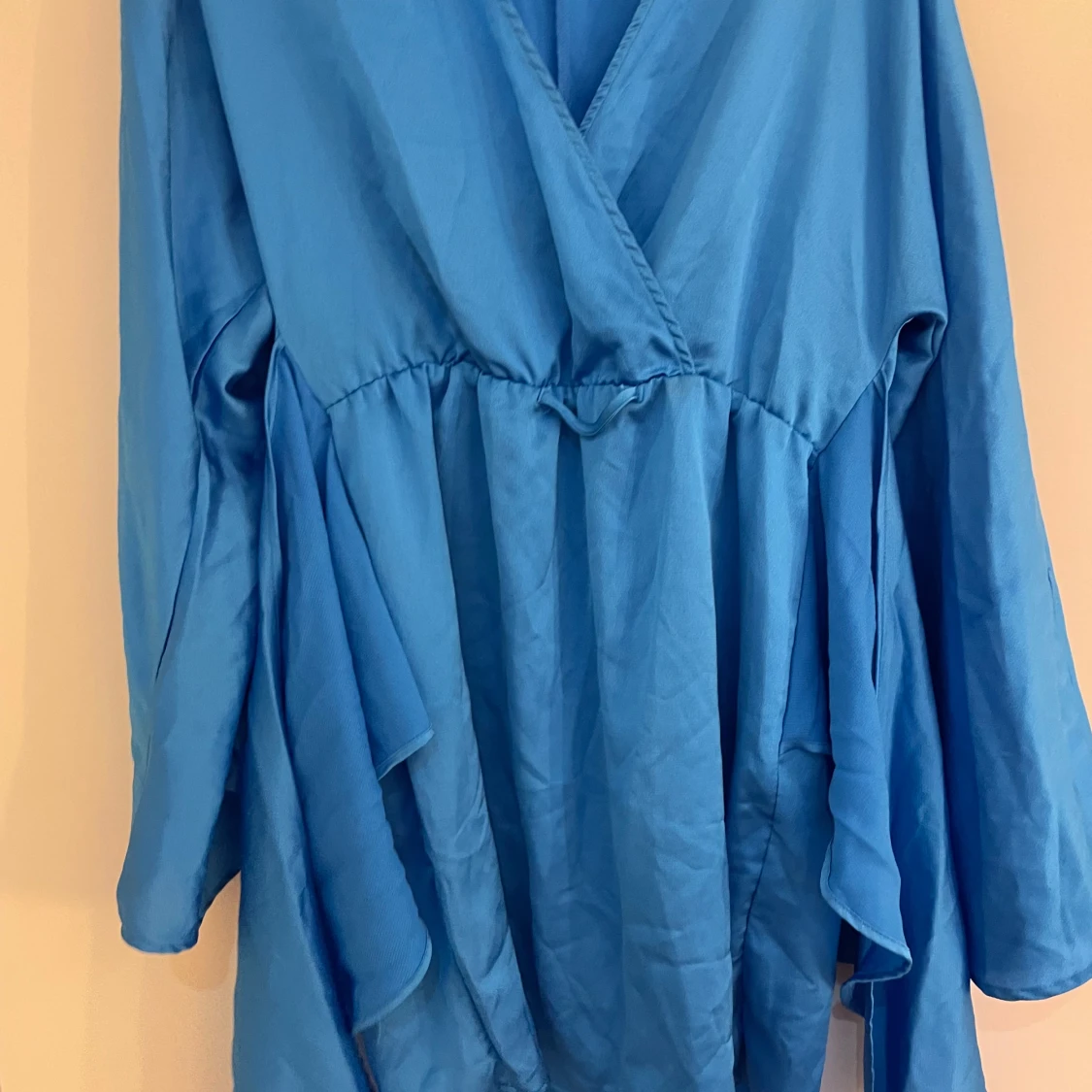 Blå omlottklänning med knytband - 3