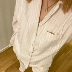 Rosa/vit randig pyjamas - Rosa vit randig pyjamas från MISS YA.  endast testad. Jag är 162 cm och ni kan se att pyjamasen är lite lång på mig. Finns två snören längst ner som man kan dra ihop byxorna om man vill.   100% bomull