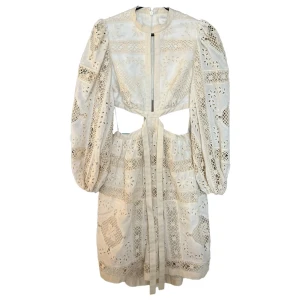 Zimmermann klänning/studentklänning - Säljer denna så fina klänning från Zimmermann. Använd endast 2 gånger och perfekt nu till studenten eller andra tillfällen! Storlek 1 (S). Nypris på dessa ligger mellan 10-14 000 kr, men jag säljer för 3500. 