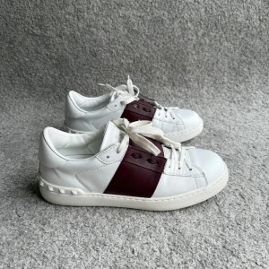 Valentino Open - Valentino Open i snygg vinröd färg | mycket fint skick