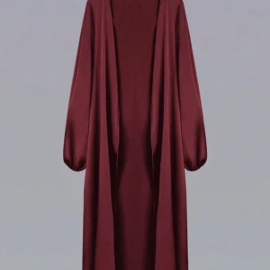 Vinröd långklänning - Elegant vinröd långklänning med långa ärmar. Perfekt för en stilfull kväll med sitt flytande och mjuka material.