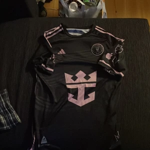 Fotbollströja Messi - Säljer nu denna Messi Inter Miami tröjan då jag inte använder, ej äkta 