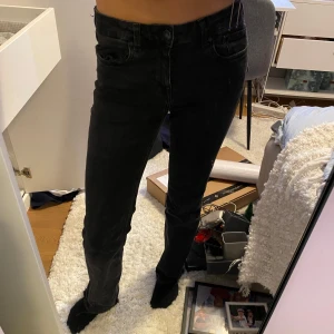 Svarta jeans från Zara - Snygga svarta jeans från Zara med en klassisk design. De har en dragkedja och knapp framtill samt. Säljer då de är för stora för mig och inte används längre.