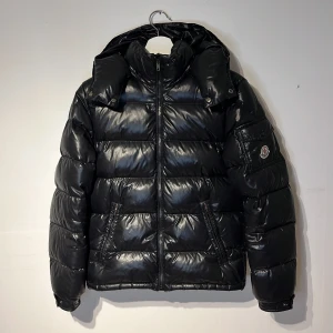  Moncler Maya - Tjenare! Säljer denna riktigt snygga och populära Moncler Maya jacka! Jackan är i ett mycket bra skick förutom att det är pytte lite smått slitet längst ut vid muddarna men är inget som syns elller påverkar användning 😊kan självklart skicka en närmare bild på det vid intresse 🙌Jackan är en storlek 1 och passar bra på modellen som är 172 cm och väger ca 60kg och bär vanligtvis en S. Storlek 1 motsvarar annars XS-S. Nypris 18k! Mitt pris 4,2k! Äkthets verifiering finns‼️Skriv vid intresse🤗Mvh DC🔹