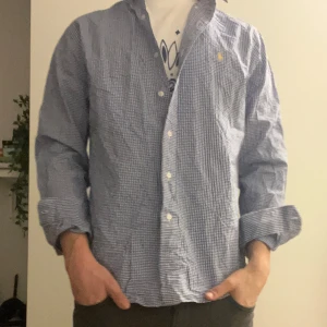 Ralph Lauren skjorta  - Snygg RL skjorta perfekt till sommaren, den är i bra skick med några små skavanker,                      Size L passar M