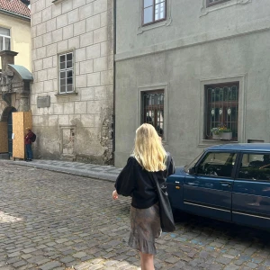 Grå/khaki spetsklänning från Oxmo - Säljer en elegant grå/khaki spetsklänning från Oxmo. Klänningen är ärmlös och har väldigt fina broderier! 🥰