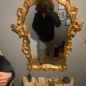 Trapstar grå med zip - Säljer mina trapstar byxor för är trött på de. De passar någon som är 185-190, midjan går att stretcha för den som bär byxan.