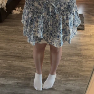 Sommarkjol - Super fin blommig sommarkjol från shein, bra skick men kan ha några små fläckar här och där men inget som direkt märks💓 därför billigt pris 