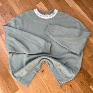 Acne Studios Ribbed Logo Sweater - Mycket bra skick!  Nypris 2400kr  Köpt för länge sen men inte använt på flera år, storlek S men sitter som en M då den är lite oversize. Tröjan är turkos/mint skulle jag säga.