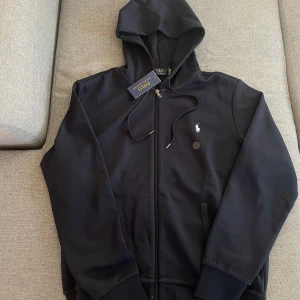 Ralph lauren zip hoodie - Stilren hoodie från Ralph luren i storlek M. Helt ny aldrig använd, skick 10/10! Hör av dig vid minsta fråga🤗