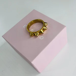 Guldfärgad Edblad ring - Guldfärgad ring i storlek 16.8 millimeter. Jag säljer den eftersom att jag köpte fel storlek. Den är köpt från Kidsbrandstore så den är äkta. Original pris på ringen är 359kr. Priset kan diskuteras!🩷