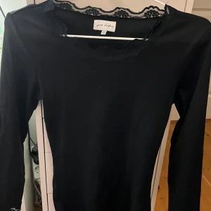 Svart långärmad topp från Pure Friday - Snygg svart långärmad topp från Pure Friday i storlek XS. Perfekt för att styla med olika outfits. Väldigt bra kvalitet då jag aldrig använt den.